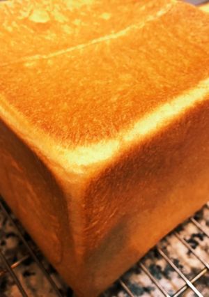 角食パンを食パン袋に入れる-レシピのメイン写真