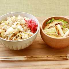 A picture of ねぎとツナの炊き込みご飯とねぎの味噌汁.