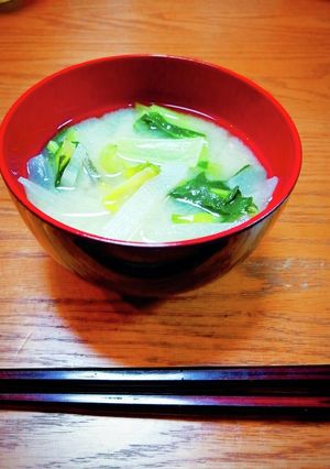 出汁が美味しい♪小松菜と大根の味噌汁-レシピのメイン写真
