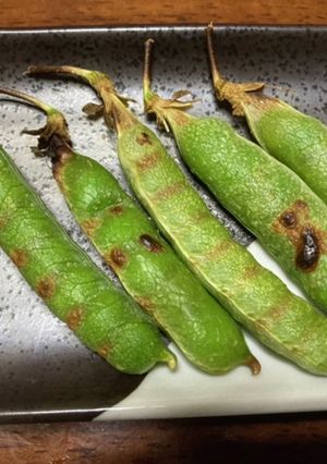 焼きピース〜グリーンピースを焼いただけ-レシピのメイン写真