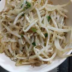 A picture of モヤシとニラの和え物.