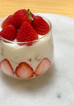 簡単★おしゃれ★グラノーラ苺パフェ-レシピのメイン写真