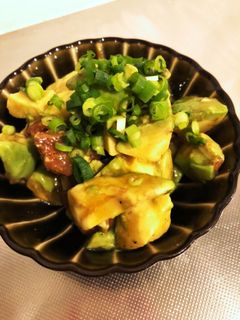 簡単おつまみ!アボカドと焼き鳥缶和え-レシピのメイン写真