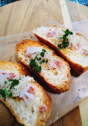 バケットにのせただけ♪コンビーフパン!-レシピのメイン写真