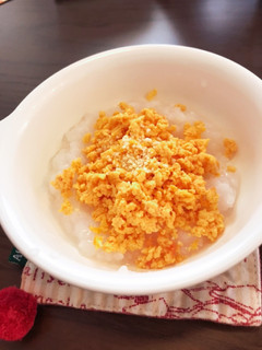 【離乳食中期】トマたまチーズのせおかゆ-レシピのメイン写真