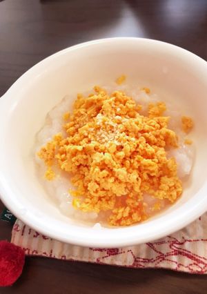 【離乳食中期】トマたまチーズのせおかゆ-レシピのメイン写真