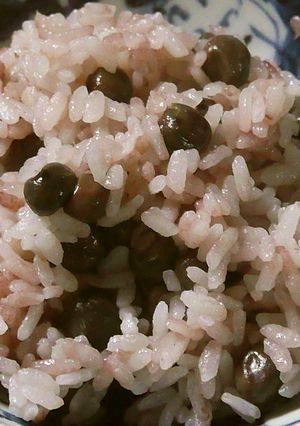 えんどうご飯が赤飯になる不思議-レシピのメイン写真