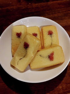 マドレーヌ、桜の塩漬けで飾る-レシピのメイン写真