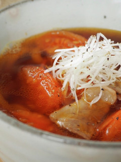 粗挽き黒胡椒がよく合う!トマト肉うどん-レシピのメイン写真