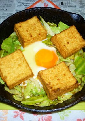 絹厚揚げ春キャベツのアヒージョ炒め・月見-レシピのメイン写真