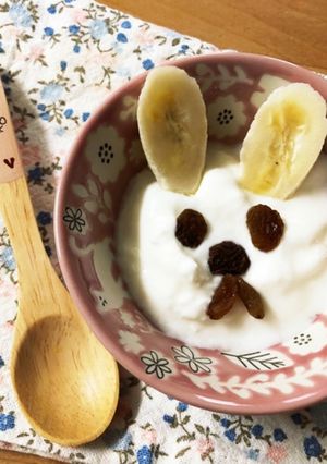 バナナとレーズンでうさぎヨーグルト♪-レシピのメイン写真