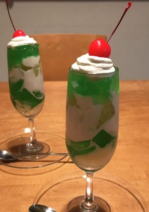 メロンとメロンソーダゼリーのパフェ-レシピのメイン写真
