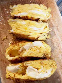 簡単・さけるチーズ挟んだ卵焼き伸びます-レシピのメイン写真