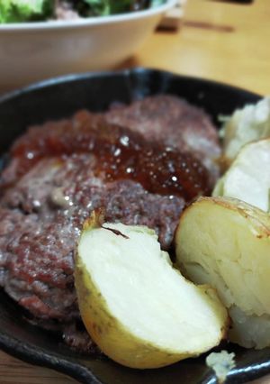 なんちゃってハンバーグ新じゃが添え-レシピのメイン写真