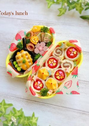 苺ロールサンドのトッピング☆幼稚園弁当-レシピのメイン写真