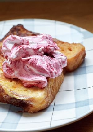 フレンチトースト　ビーツヨーグルトソース-レシピのメイン写真