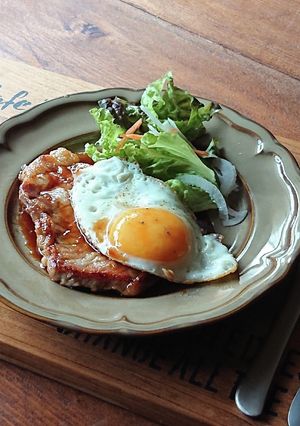 簡単めちゃ旨★トンテキ目玉焼き添え-レシピのメイン写真