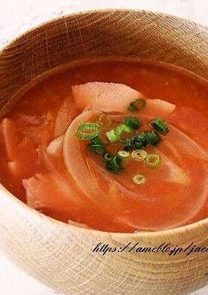 新玉ねぎとベーコンのトマト味噌汁-レシピのメイン写真