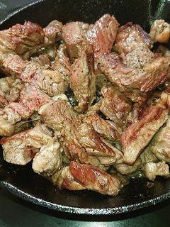 スキレットでワンランクアップの牛ステーキ-レシピのメイン写真