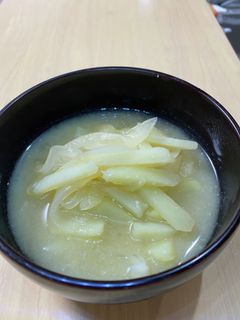 ジャガイモと玉ねぎの味噌汁-レシピのメイン写真