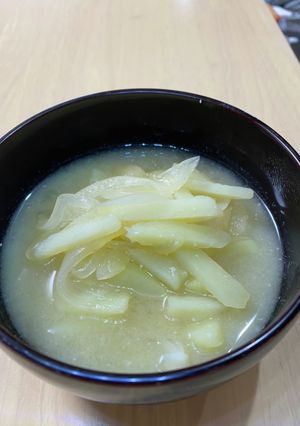 ジャガイモと玉ねぎの味噌汁-レシピのメイン写真