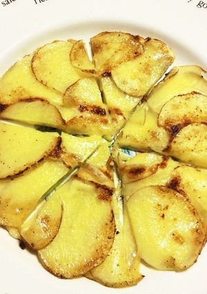 新じゃがにチーズ挟んでこんがり焼くだけ♪-レシピのメイン写真