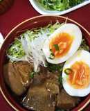 市販の豚角煮でゆで卵白髪ネギのせ豚角煮丼