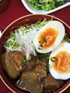 市販の豚角煮でゆで卵白髪ネギのせ豚角煮丼-レシピのメイン写真