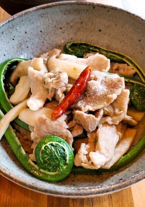 こごみと豚の鶏ガラスープ炒め-レシピのメイン写真