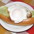 ちくわ天と目玉焼きのドッグ