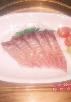鰆のお造りにレモンとミニトマトを添えて！-レシピのメイン写真