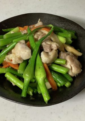 鳥もも肉とニンニクの花芽の塩ダレ炒め-レシピのメイン写真