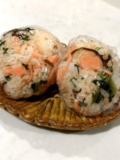 旦那喜ぶ*鮭塩昆布おにぎり-レシピのメイン写真