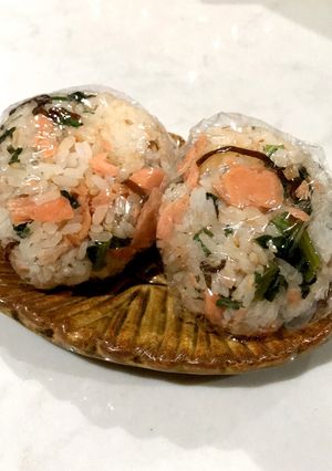 旦那喜ぶ＊鮭塩昆布おにぎり-レシピのメイン写真
