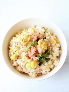 皆大好き【鮭と炒り卵の混ぜご飯】おにぎり-レシピのメイン写真