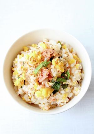 皆大好き【鮭と炒り卵の混ぜご飯】おにぎり-レシピのメイン写真