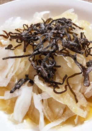 昆布出汁ドレッシングの新玉ねぎサラダ-レシピのメイン写真