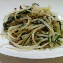 รูปของ 簡単すぎる！！もやしとにらの炒め物♪