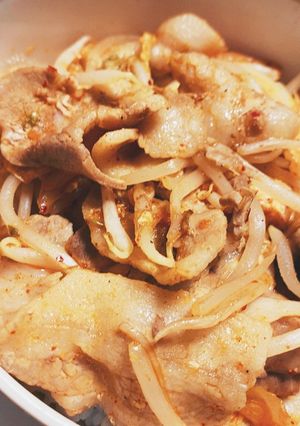 ガッツリ+簡単ご飯【豚キムチ丼】-レシピのメイン写真