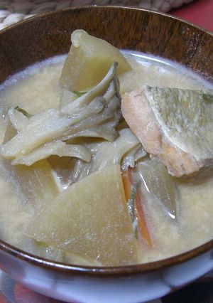 鮭と芋とキノコまで？！豆乳味噌汁-レシピのメイン写真