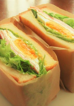 半熟目玉焼きとハムとレタスのホットサンド-レシピのメイン写真