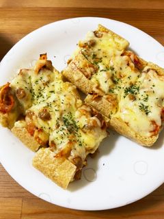 簡単おつまみ★キムチ納豆の油揚げピザ-レシピのメイン写真