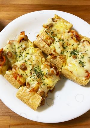 簡単おつまみ★キムチ納豆の油揚げピザ-レシピのメイン写真
