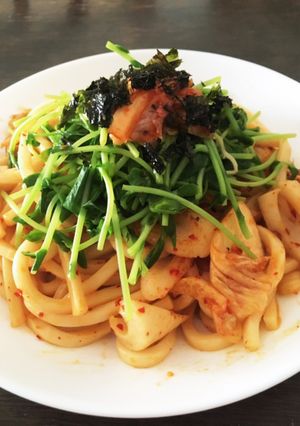 豆苗のっけたキムチうどん-レシピのメイン写真