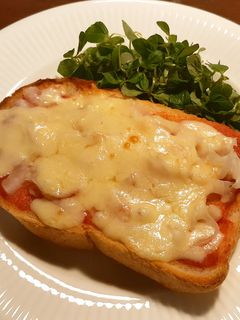 発酵玉葱の梅トマトソースチーズトースト-レシピのメイン写真