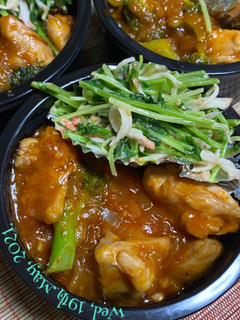 鶏チリ丼(豆苗とカニカマ和え)-レシピのメイン写真