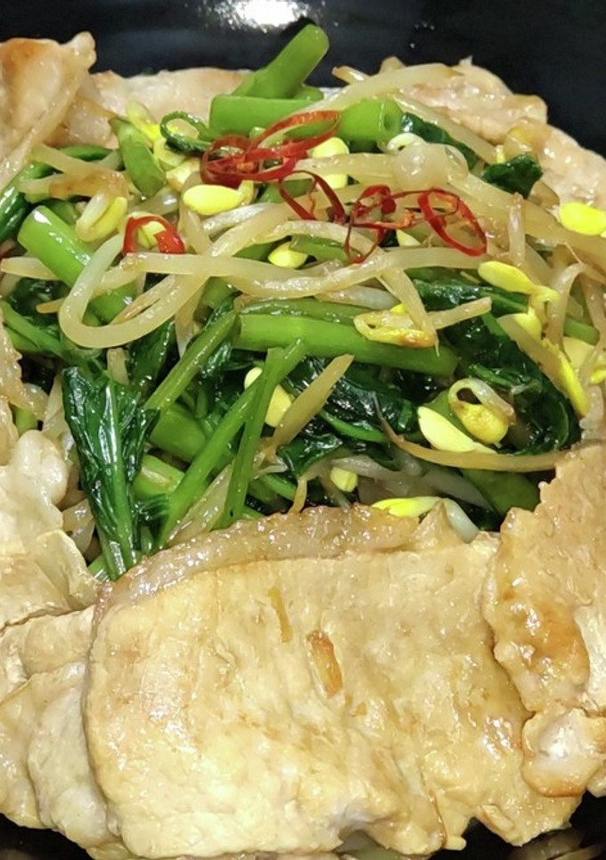 空芯菜と豆もやし炒め　豚しゃぶ添え-レシピのメイン写真