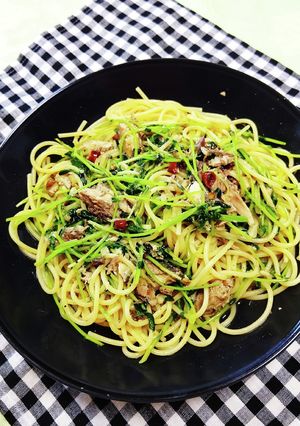 鯖水煮缶と豆苗のペペロンチーノ-レシピのメイン写真
