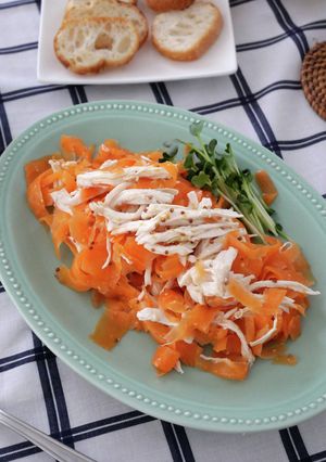 塩もみで食べやすい！蒸し鶏と人参のラペ-レシピのメイン写真