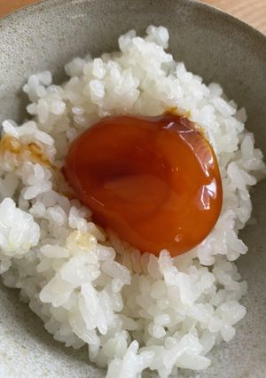 卵黄余ったら！朝ごはんに♪卵黄の醤油漬け-レシピのメイン写真